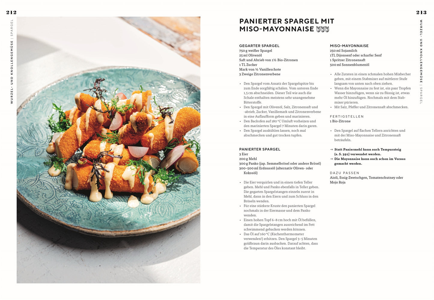 Ein grüner Keramikteller mit goldbraun paniertem Spargel, Miso-Mayo-Klecksen und frischen Kräutern. Inspiriert von "Vegetarisch | Meisterwerk der vegetarischen Küche" aus dem DK Verlag, ist das Bild mit einem deutschen Rezept auf der rechten Seite kombiniert.