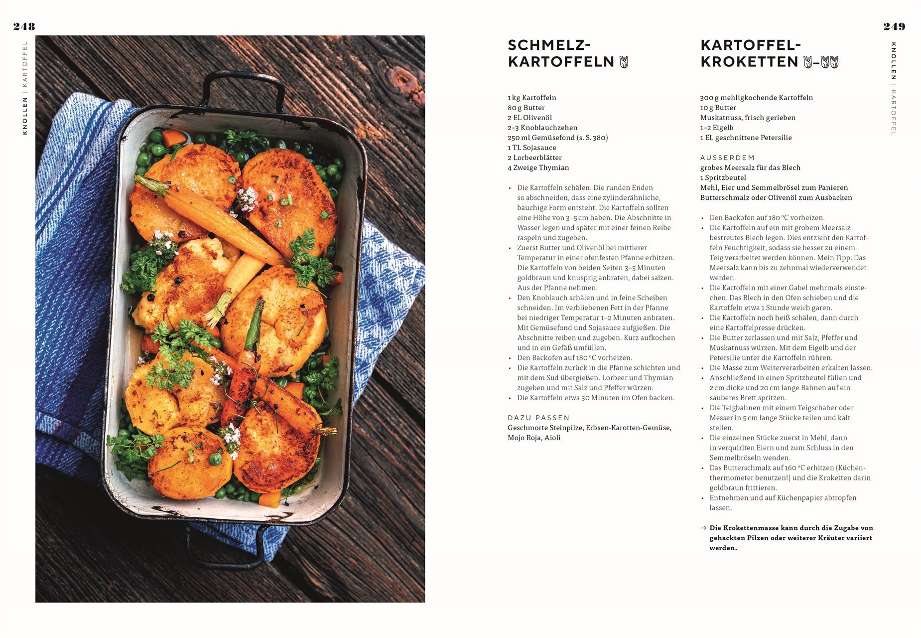 Eine Auflaufform mit goldgelb gebratenen Kartoffelscheiben und Möhren aus "Vegetarisch | Meisterwerk der vegetarischen Küche" vom DK Verlag steht auf einem blauen Handtuch. In der Nähe liegen gekochte grüne Erbsen auf einer weißen Tischplatte verstreut.