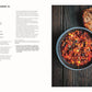 Eine Schüssel Chili sin Carne mit Bohnen, Mais und Gemüse steht auf einem dunklen Holztisch, garniert mit Kräutern - eine Szene aus Vegetarisch | Meisterwerk der vegetarischen Küche vom DK Verlag. Neben der Schüssel liegen getoastete Brotscheiben; der Rezepttext ist links abgebildet.