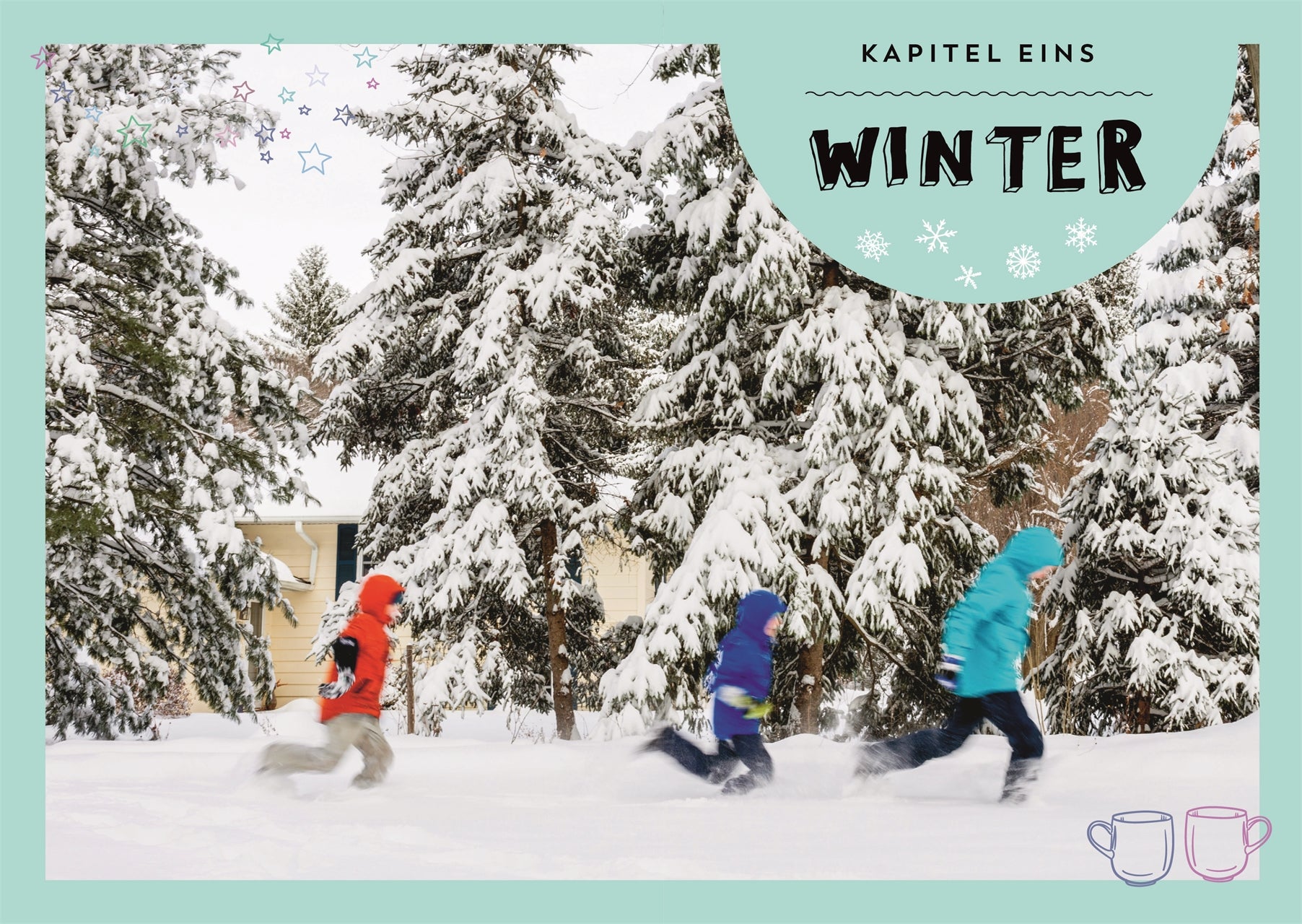 Drei Kinder in bunten Winterjacken laufen durch den tiefen Schnee vor verschneiten Bäumen und haben Spaß im Freien. "1000 Stunden draussen" und zwei Bechersymbole erscheinen auf einem grünen Rand oben rechts. Marke: DK Verlag.