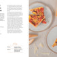 Ein Blick von oben auf eine in Dreiecke geschnittene Tarte mit Tomaten, Pfirsichen und Parmesan. Einige Stücke liegen auf Tellern, auf denen die Beläge der saisonalen Küche zu sehen sind. Der Rezepttext aus "Das Gemüsekisten Kochbuch" vom DK Verlag erscheint auf der linken Seite.
