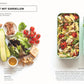 Draufsicht auf die Zutaten des Sardinen-Nudelsalats - perfekt für die Vorbereitung von Mahlzeiten und Lunchbox-Ideen. Rechts ist der Salat zum Mitnehmen verpackt. Inspiration aus "Super-Lunchbox | Über 80 abwechslungsreiche Meal-Prep-Rezepte für Genießer" vom DK Verlag.