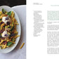 Draufsicht auf einen weißen Teller mit Nudeln, Kirschtomaten, Pistazien, Ricotta-Käse und Kräutern auf einer dunklen Fläche. Das deutsche Rezept stammt aus "Sizilien in meiner Küche | Eine kulinarische Rundreise" vom DK Verlag.