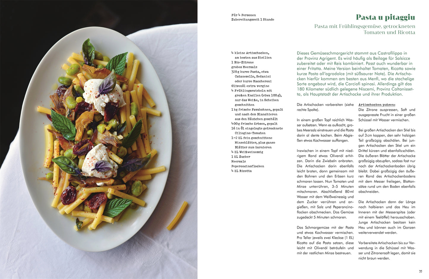 Draufsicht auf einen weißen Teller mit Nudeln, Kirschtomaten, Pistazien, Ricotta-Käse und Kräutern auf einer dunklen Fläche. Das deutsche Rezept stammt aus "Sizilien in meiner Küche | Eine kulinarische Rundreise" vom DK Verlag.