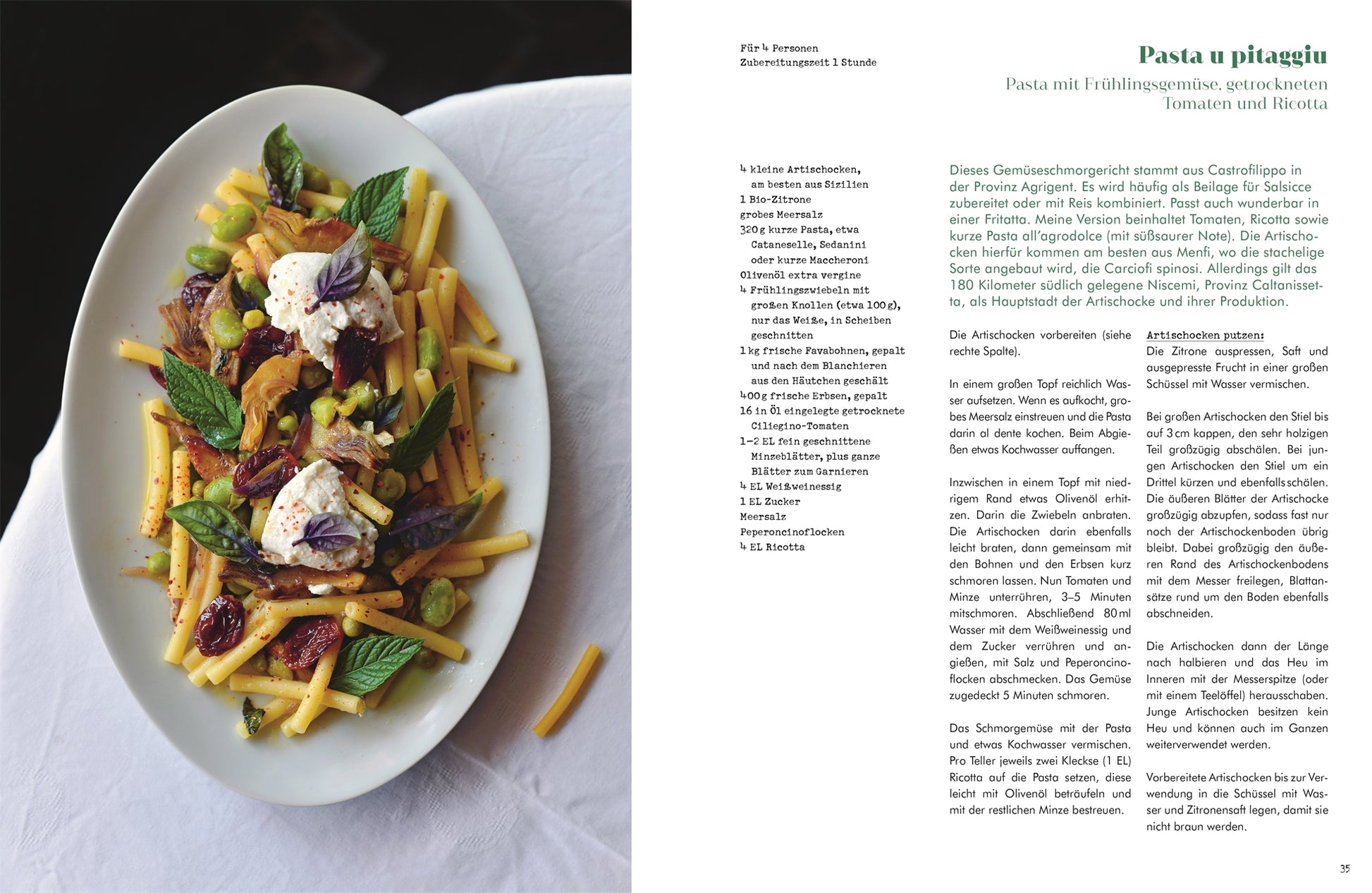 Draufsicht auf einen weißen Teller mit Nudeln, Kirschtomaten, Pistazien, Ricotta-Käse und Kräutern auf einer dunklen Fläche. Das deutsche Rezept stammt aus "Sizilien in meiner Küche | Eine kulinarische Rundreise" vom DK Verlag.