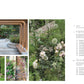 Auf der Inhaltsseite von "Gartendesign | Die große Enzyklopädie" aus dem DK Verlag finden Sie neben vier Fotos mit Gartenthemen - Blumen, Holzbögen, ein Kieselweg und eine Gartenmauer - auch eine Auflistung von Abschnitten, die Sie bei der nächsten Gartengestaltung inspirieren.