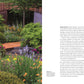Ein lebendiger Garten mit üppigem Grün und Holzbänken ist ein Beispiel für Gartendesign, wie es in "Gartendesign | Die große Enzyklopädie" des DK Verlags neben einer weißen Seite mit dem Titel "Vorwort" mit deutschem Text abgebildet ist.