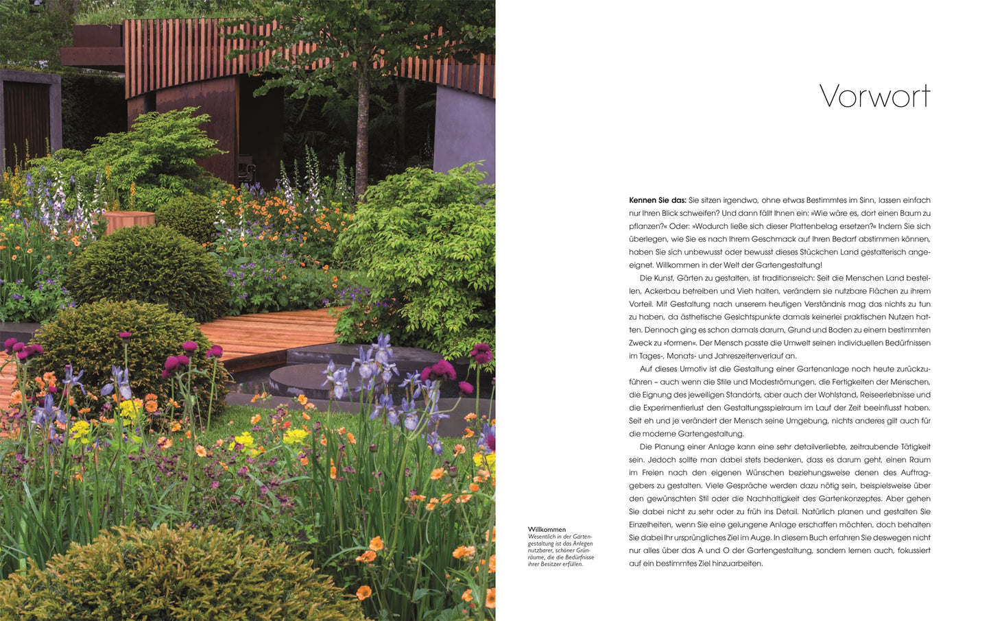 Ein lebendiger Garten mit üppigem Grün und Holzbänken ist ein Beispiel für Gartendesign, wie es in "Gartendesign | Die große Enzyklopädie" des DK Verlags neben einer weißen Seite mit dem Titel "Vorwort" mit deutschem Text abgebildet ist.