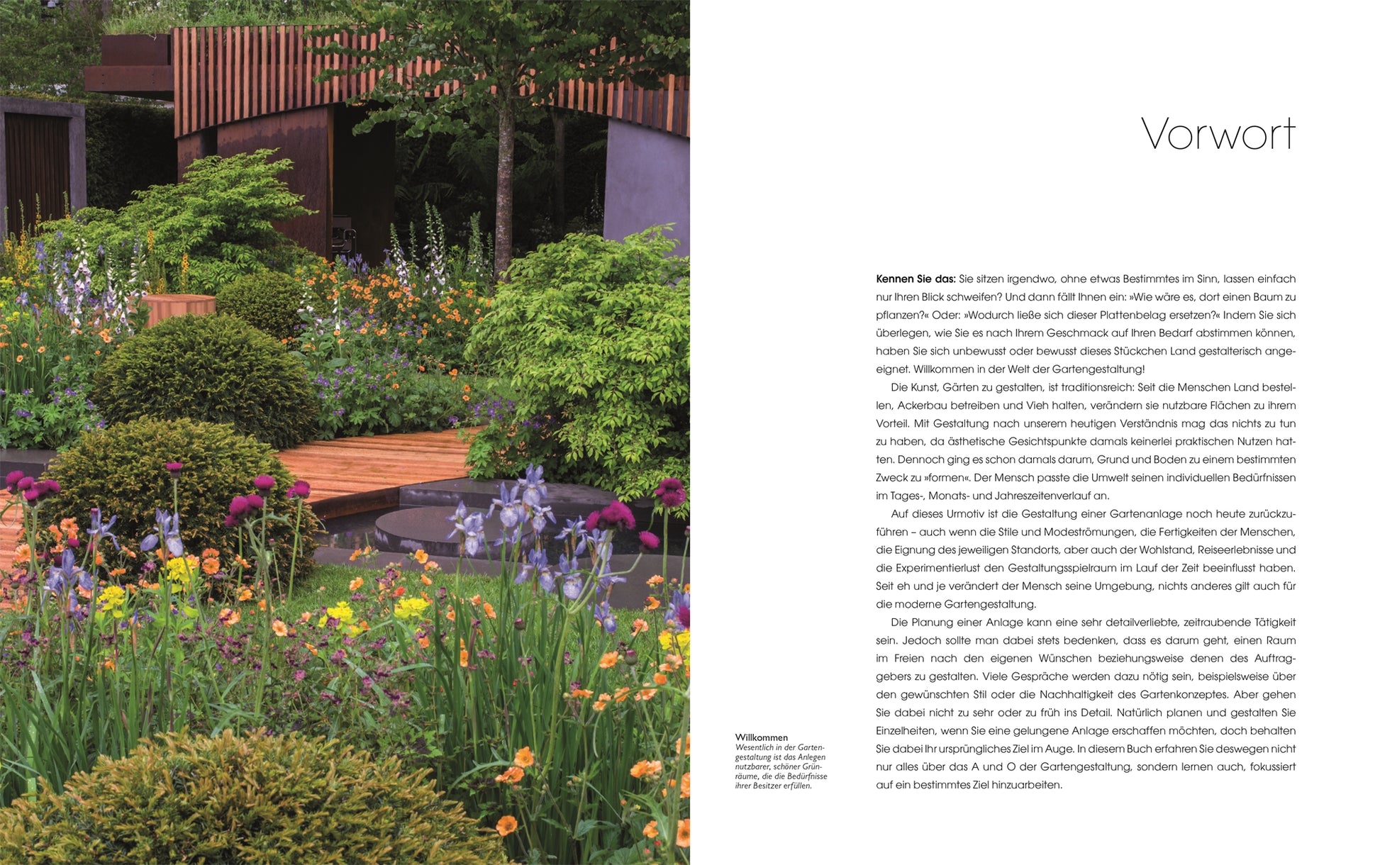 Ein lebendiger Garten mit üppigem Grün und Holzbänken ist ein Beispiel für Gartendesign, wie es in "Gartendesign | Die große Enzyklopädie" des DK Verlags neben einer weißen Seite mit dem Titel "Vorwort" mit deutschem Text abgebildet ist.