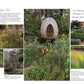Eine Doppelseite zeigt inspirierendes Gartendesign aus "Gartendesign | Die große Enzyklopädie" des DK Verlags mit einer Gartenhütte aus Holz, üppigem Grün, blühenden Pflanzen, Steinstufen und deutschen Gartengestaltungstipps und Bildunterschriften.