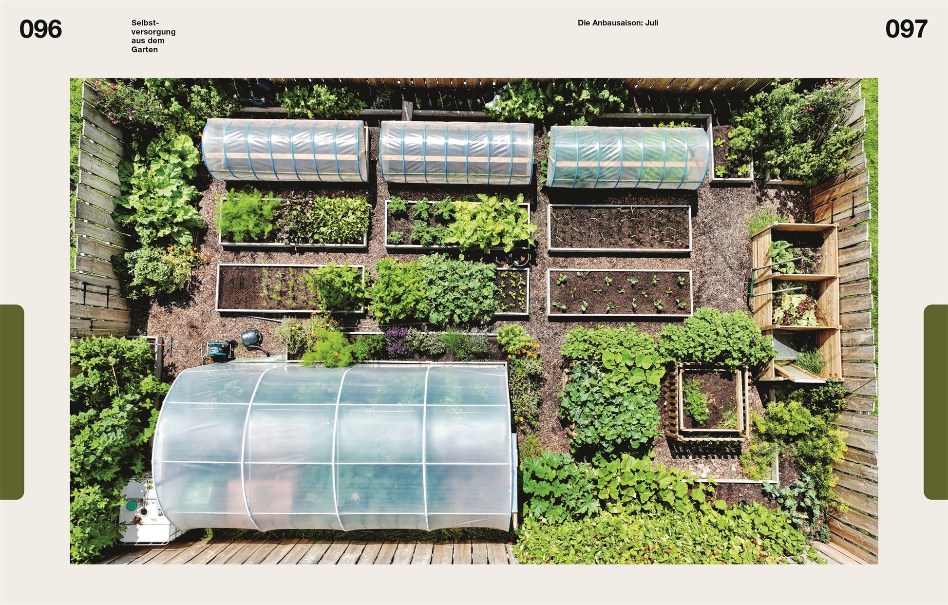 Luftaufnahme einer aufgeräumten Selbstversorgung aus dem Garten | Mehr als nur ein Trend (DK Verlag): Hochbeete, drei transparente Polytunnel-Gewächshäuser, gepflegte Wege, blühende Gemüseanbauflächen, alles umschlossen von einem Holzzaun.
