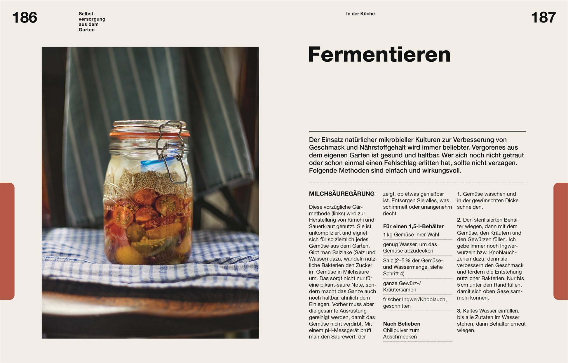 Ein Glas mit buntem fermentiertem Gemüse steht auf einem gestreiften Tuch. Daneben liegt das Buch "Selbstversorgung aus dem Garten | Mehr als nur ein Trend" aus dem DK Verlag, aufgeschlagen auf einer Seite mit deutschen Fermentationsrezepten und Tipps.