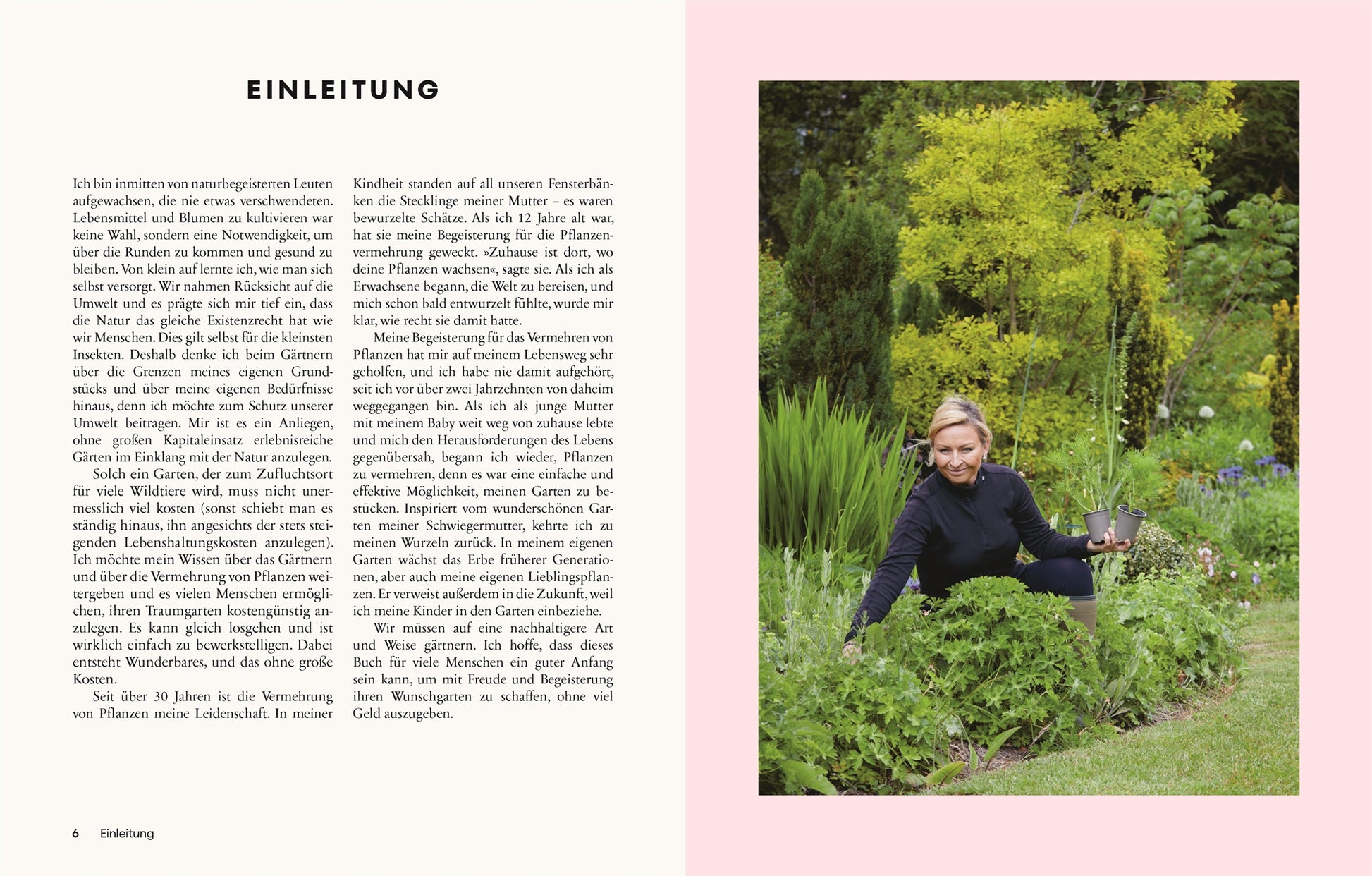 Eine Frau in Schwarz kniet und pflegt mit Kelle und Korb einen lebendigen Garten, inspiriert von "Gärtnern für wenig Geld | Ressourcenschonend zum grünen Paradies" aus dem DK Verlag. Üppige Pflanzen und ein sonniger, gelber Baum umgeben sie.