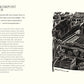 Eine Schwarz-Weiß-Illustration aus "Kompost | Alles, was man wissen muss" vom DK Verlag zeigt einen Komposthaufen im Garten mit Pflanzen, Bäumen, einer Schubkarre, einer Schaufel, Vögeln, einer Katze und einem Haus; links daneben steht ein deutscher Text. Inspiriert von Charles Dowding.