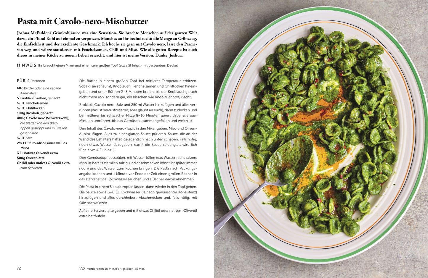 Ein ovaler weißer Teller mit grünen Nudeln in Sahnesoße, garniert und serviert mit einem Löffel, steht auf einem grauen Tablett. Links ist ein vegetarisches Rezept für Pasta mit Cavolo-nero-Misobutter aus "Happy | Weil diese Rezepte glücklich machen" vom DK Verlag.