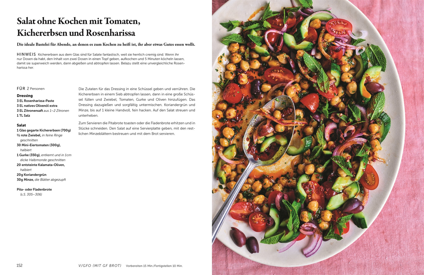 Ein bunter Salat mit Kichererbsen, Tomaten, Grünzeug, roten Zwiebeln und Radieschen wird auf einem rosa Teller mit einem silbernen Löffel neben dem Kochbuch "Happy | Weil diese Rezepte glücklich machen" vom DK Verlag auf weißem Hintergrund serviert.