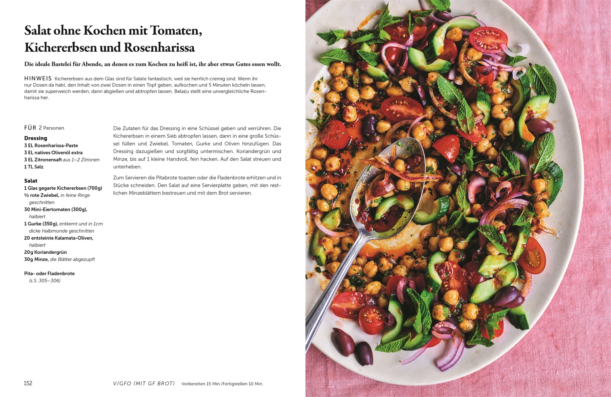 Ein bunter Salat mit Kichererbsen, Tomaten, Grünzeug, roten Zwiebeln und Radieschen wird auf einem rosa Teller mit einem silbernen Löffel neben dem Kochbuch "Happy | Weil diese Rezepte glücklich machen" vom DK Verlag auf weißem Hintergrund serviert.