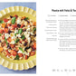 Auf einer hellen Fläche steht ein gelber Teller mit Orecchiette, Kirschtomaten, Feta und Basilikum; neben dem Kochbuch Easy Air Fryer | Von Jamie Oliver aus dem DK Verlag ist das deutsche Rezept Pasta mit Feta & Tomaten" abgebildet.