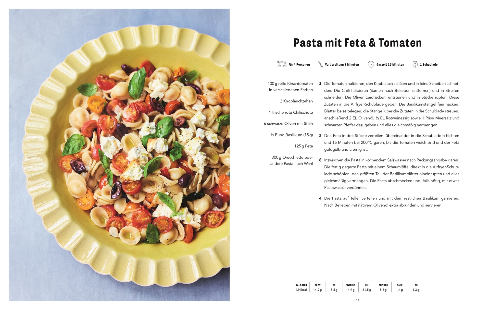 Auf einer hellen Fläche steht ein gelber Teller mit Orecchiette, Kirschtomaten, Feta und Basilikum; neben dem Kochbuch Easy Air Fryer | Von Jamie Oliver aus dem DK Verlag ist das deutsche Rezept Pasta mit Feta & Tomaten" abgebildet.