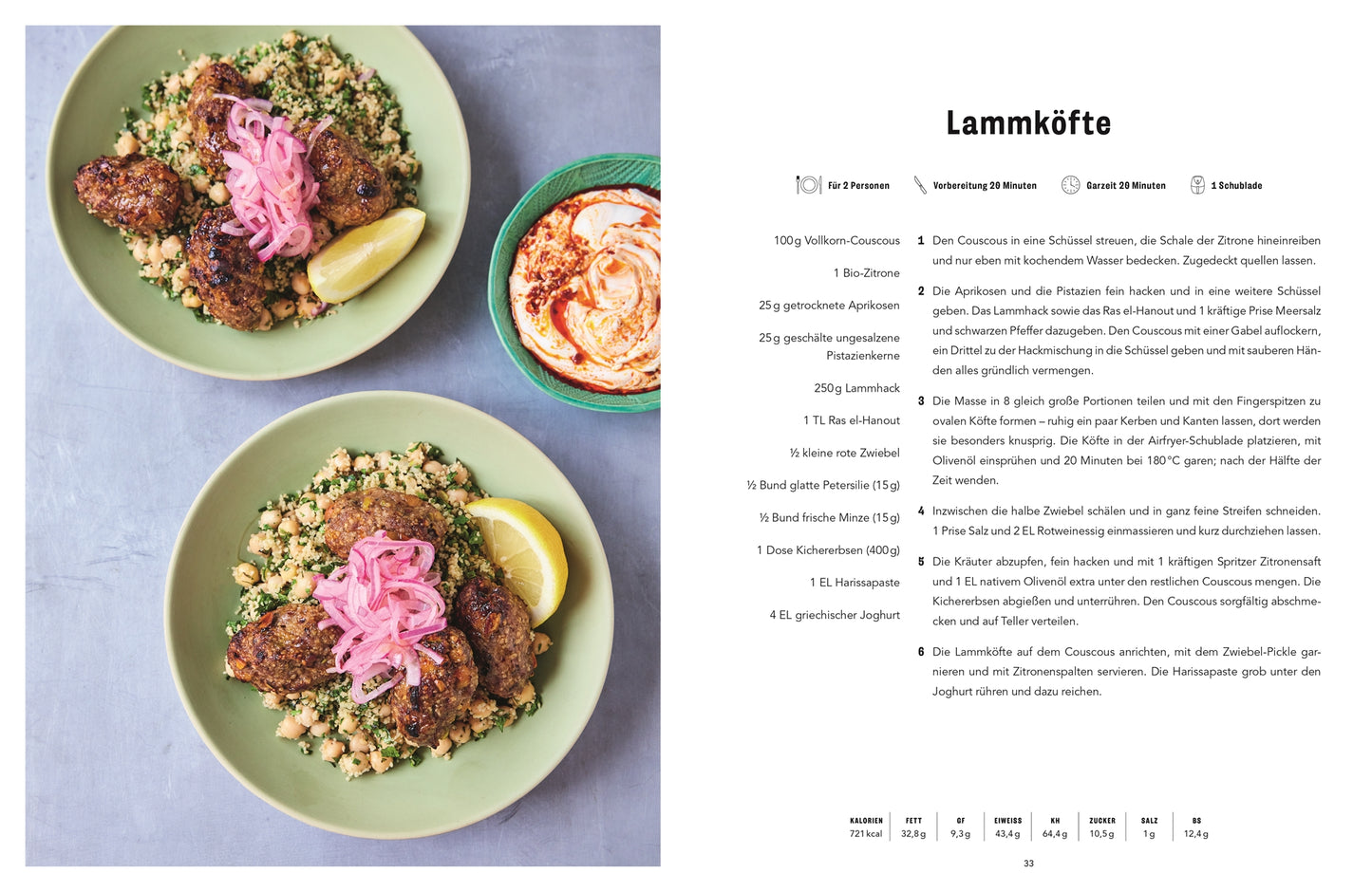 Auf zwei grünen Tellern liegen Lammköfte, eingelegte Zwiebeln, Couscous-Salat und Zitronenspalten. Daneben steht eine Schale mit Paprika-Sahne-Dip. Rechts ist ein deutsches Rezept für Lammköfte aus Easy Air Fryer von Jamie Oliver (DK Verlag).