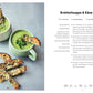 Zwei Tassen grüne Brokkolisuppe mit Kräutergarnitur und käsigen Crostini - ein idealer Genuss für Airfryer-Fans. Das Bild zeigt ein deutsches Brokkolisuppen-Rezept aus dem DK Verlag "Easy Air Fryer | Von Jamie Oliver".