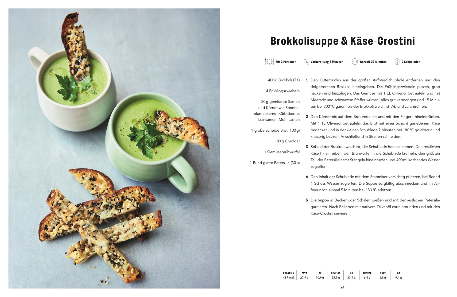 Zwei Tassen grüne Brokkolisuppe mit Kräutergarnitur und käsigen Crostini - ein idealer Genuss für Airfryer-Fans. Das Bild zeigt ein deutsches Brokkolisuppen-Rezept aus dem DK Verlag "Easy Air Fryer | Von Jamie Oliver".