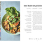Eine Rezeptseite für Udon-Nudeln mit gebratenen Auberginen zeigt Easy Air Fryer von Jamie Oliver (DK Verlag). Links: drei Fotos - Mann bei der Essenszubereitung, Airfryer Rezepte mit Gemüse, Mann beim Servieren der Nudeln. Rechts: Deutsches Rezept und Zutaten.