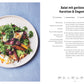 Genießen Sie einen Salat aus gerösteten Karotten, Grünzeug, Trauben und Ziegenkäse auf Fladenbrot - ideal für Airfryer-Liebhaber! Das Rezept aus "Easy Air Fryer" von Jamie Oliver (DK Verlag) ist auf der rechten Seite auf Deutsch abgebildet.