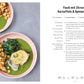 Zwei rosafarbene Teller mit Fischfilets mit Zitrone, goldgelben Kartoffelwürfeln aus der Easy Air Fryer von Jamie Oliver (DK Verlag) und cremiger grüner Spinatsoße, garniert mit frischen Kräutern. Das deutsche Rezept für dieses Gericht ist rechts abgebildet.