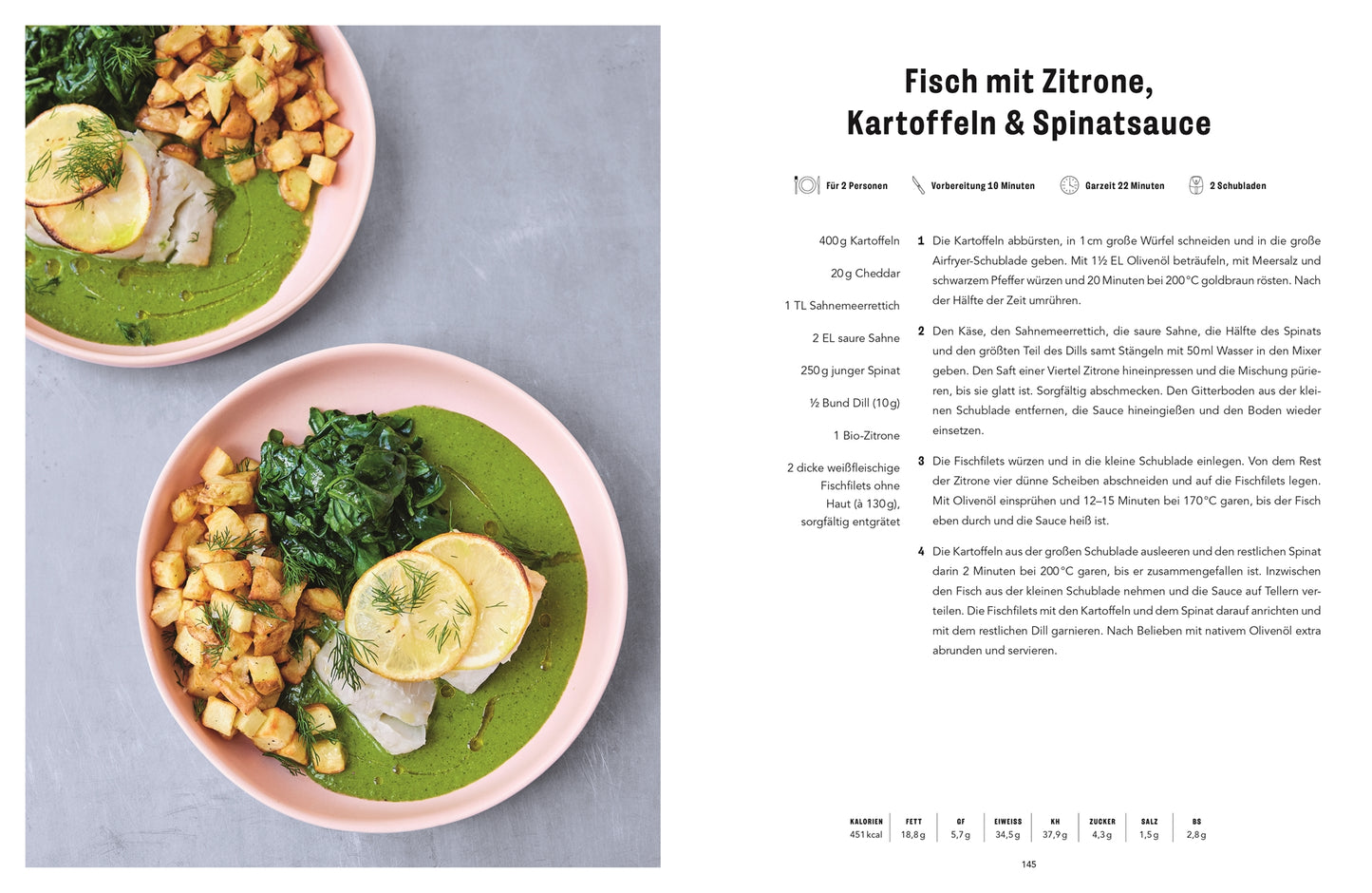 Zwei rosafarbene Teller mit Fischfilets mit Zitrone, goldgelben Kartoffelwürfeln aus der Easy Air Fryer von Jamie Oliver (DK Verlag) und cremiger grüner Spinatsoße, garniert mit frischen Kräutern. Das deutsche Rezept für dieses Gericht ist rechts abgebildet.
