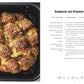 In einer schwarzen Pfanne liegt ein goldbraunes Sodabrot mit Kräutern und Käse, dessen Kruste duftet - perfekt für Fans von Easy Air Fryer | Von Jamie Oliver aus dem DK Verlag.