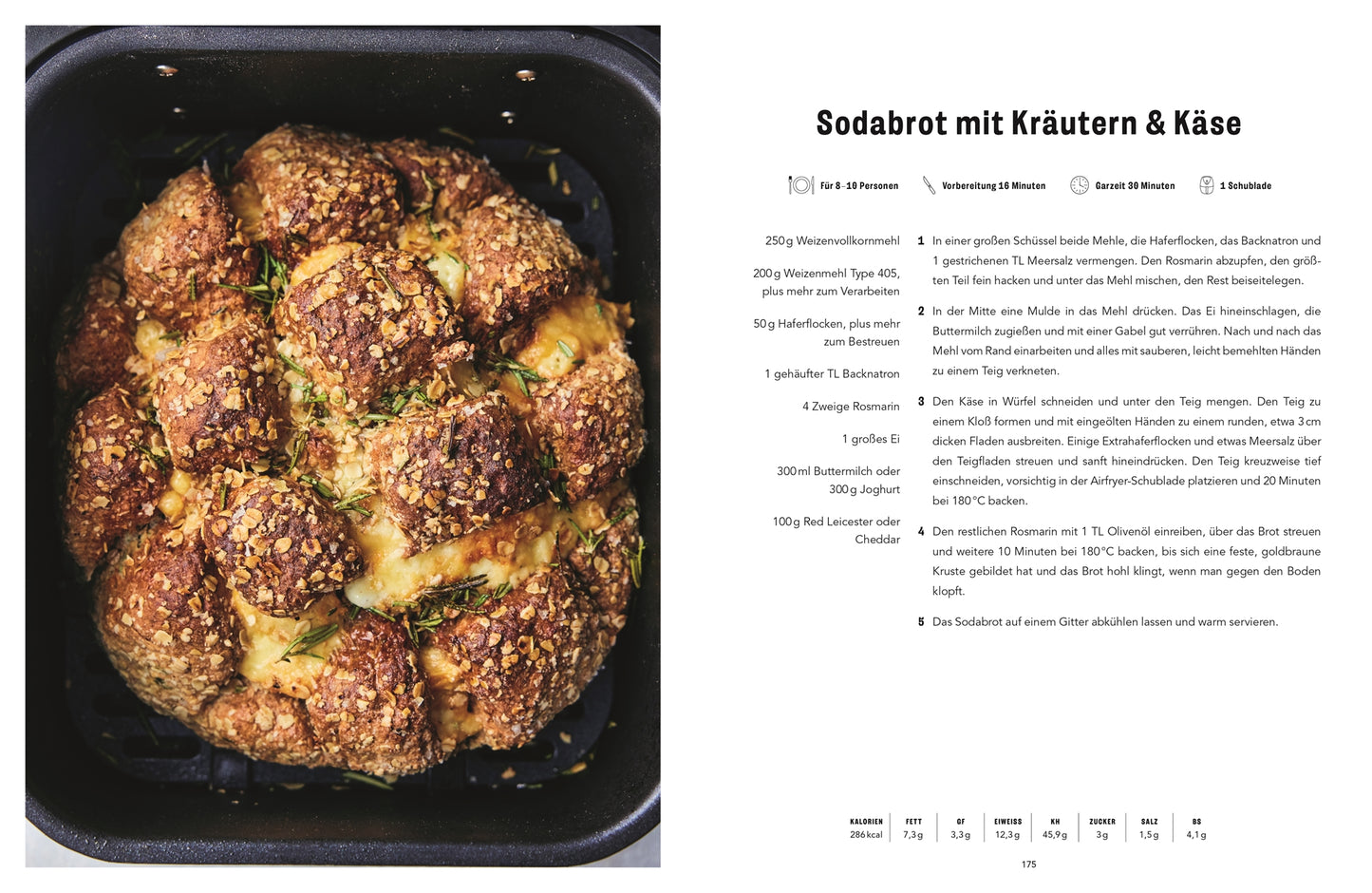 In einer schwarzen Pfanne liegt ein goldbraunes Sodabrot mit Kräutern und Käse, dessen Kruste duftet - perfekt für Fans von Easy Air Fryer | Von Jamie Oliver aus dem DK Verlag.