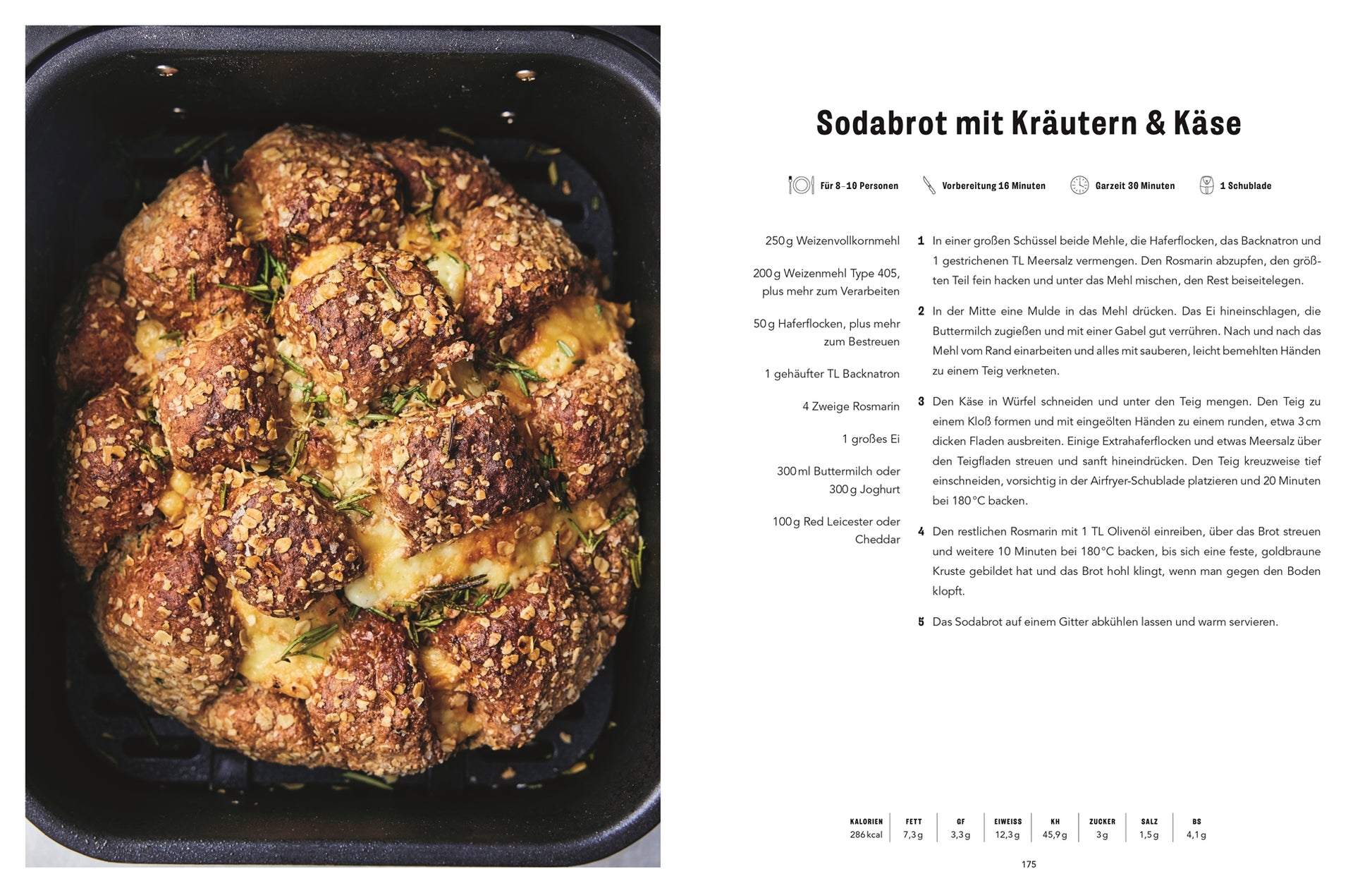 In einer schwarzen Pfanne liegt ein goldbraunes Sodabrot mit Kräutern und Käse, dessen Kruste duftet - perfekt für Fans von Easy Air Fryer | Von Jamie Oliver aus dem DK Verlag.