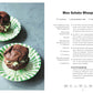 Zwei Schoko-Whoopie-Pies mit Minzfüllung werden auf grün-weiß gestreiften Tellern serviert. Die rechte Seite zeigt ein deutsches Minz-Schoko-Whoopie-Pies-Rezept, inspiriert von "Easy Air Fryer | Von Jamie Oliver" aus dem DK Verlag.