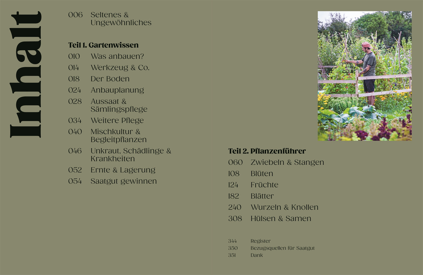 Eine Inhaltsangabe zu "Auf der Jagd nach alten Sorten | Der ultimative Guide zu den besten alten Gemüsesorten aus aller Welt" von DK Verlag ist zu sehen; rechts steht eine Person mit alten Gemüsesorten im Garten und lächelt.