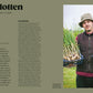 Ein Mann mit Hut und kastanienbrauner Weste hält im Freien zwei Schalen mit Schalotten. Die gegenüberliegende Seite aus "Auf der Jagd nach alten Sorten" vom DK Verlag enthält einen deutschen Text über Schalotten und ihre kulinarische Verwendung.