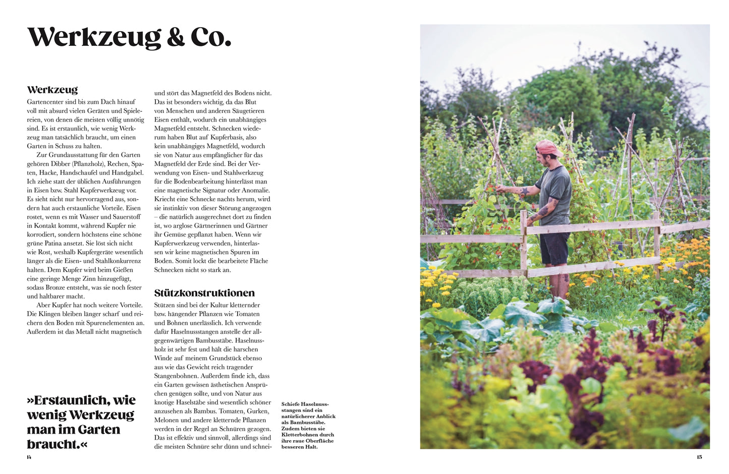 Eine Person mit Hut und grünem Hemd pflegt einen üppigen Garten und bewässert das Erbgemüse neben einem Spalier. Sie konsultiert das Buch "Auf der Jagd nach alten Sorten" vom DK Verlag; links sind Tipps für Gartengeräte abgebildet.