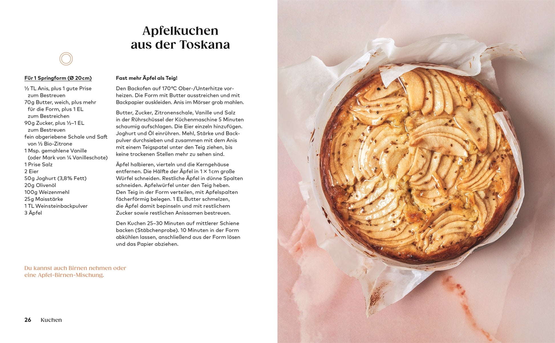 Ein runder Apfelkuchen in einer mit Pergament ausgelegten Form steht auf einer beigen Fläche neben einer Seite aus dem DK Verlag "Kleine Kuchen | 50 Rezepte für Mini-Kuchen, kleine Torten & mehr" mit veganen und glutenfreien Rezepten und Zutaten für Apfelkuchen aus der Toskana.