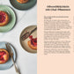 Vier Mini-Kuchen aus Olivenöl mit Chai-Pflaumen liegen auf Pastelltellern, dazu ein Rezept für vegane, glutenfreie Küchlein - inspiriert von "Kleine Kuchen | 50 Rezepte für Mini-Kuchen" von DK Verlag.