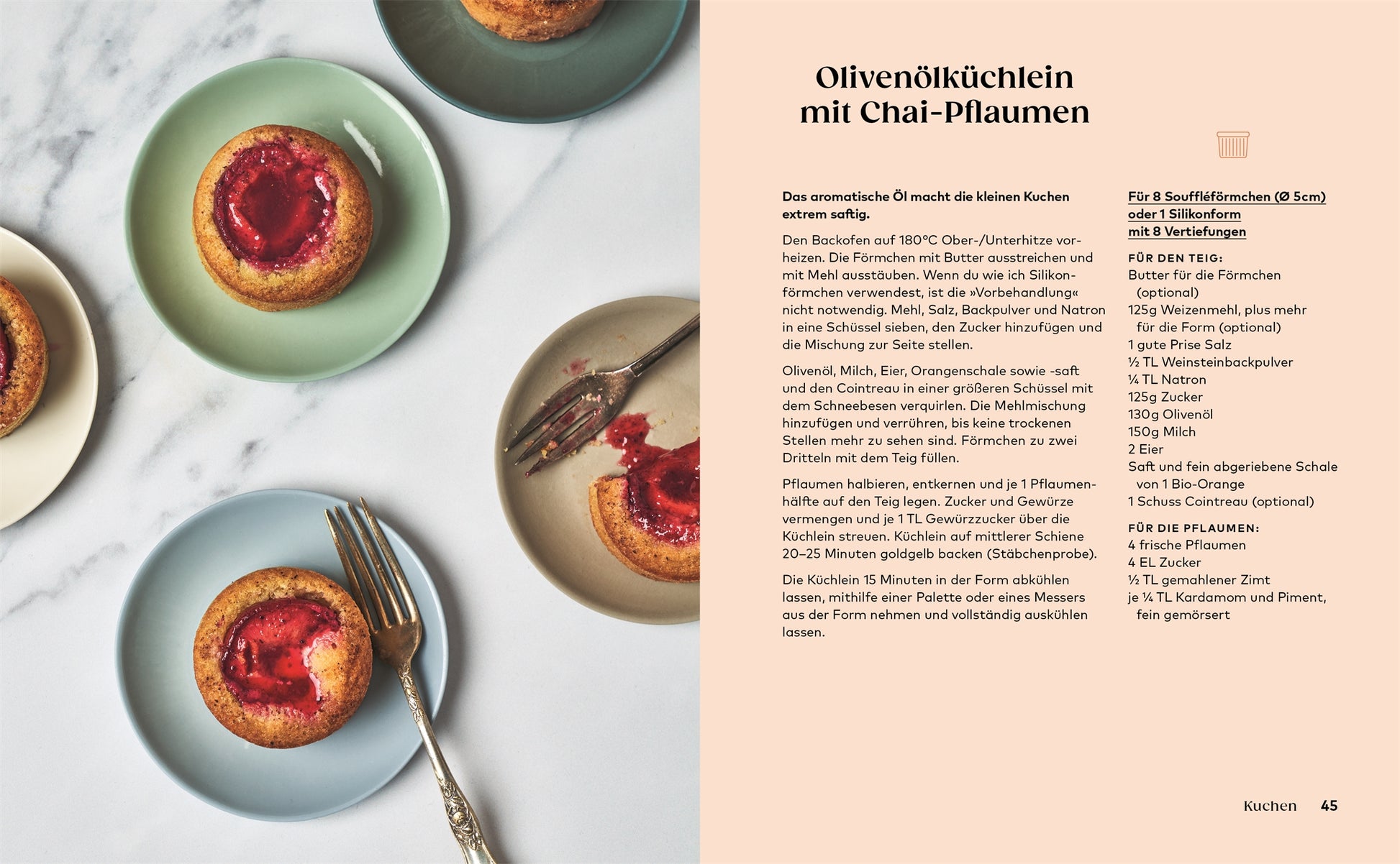Vier Mini-Kuchen aus Olivenöl mit Chai-Pflaumen liegen auf Pastelltellern, dazu ein Rezept für vegane, glutenfreie Küchlein - inspiriert von "Kleine Kuchen | 50 Rezepte für Mini-Kuchen" von DK Verlag.