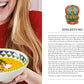 Eine lächelnde Frau mit langen roten Haaren taucht Brot in eine gemusterte Schüssel mit Suppe. Neben ihr liegt eine Seite aus LEON | Hundert Suppen vom Dumont Verlag mit deutschem Text, einem Emblem und einer roten Säule mit schnellen Suppen und Allergiesymbolen.