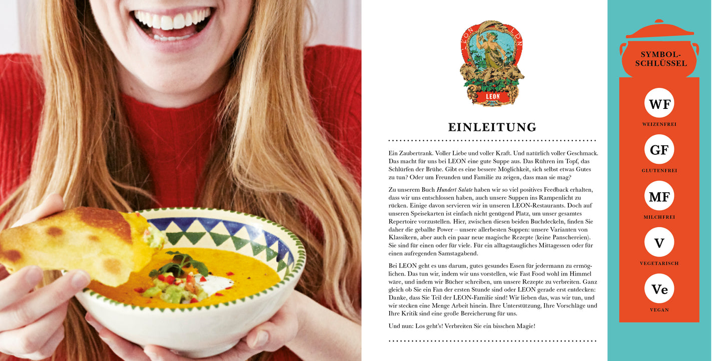 Eine lächelnde Frau mit langen roten Haaren taucht Brot in eine gemusterte Schüssel mit Suppe. Neben ihr liegt eine Seite aus LEON | Hundert Suppen vom Dumont Verlag mit deutschem Text, einem Emblem und einer roten Säule mit schnellen Suppen und Allergiesymbolen.