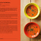 Eine Rezeptseite aus "LEON | Hundert Suppen" vom Dumont Verlag zeigt links das Rezept für geröstete rote Paprikasuppe, rechts vier Schalen mit leuchtend orangefarbener Suppe mit Kräutergarnitur, alles auf einer Holzplatte - ideal für schnelle Suppenfans.