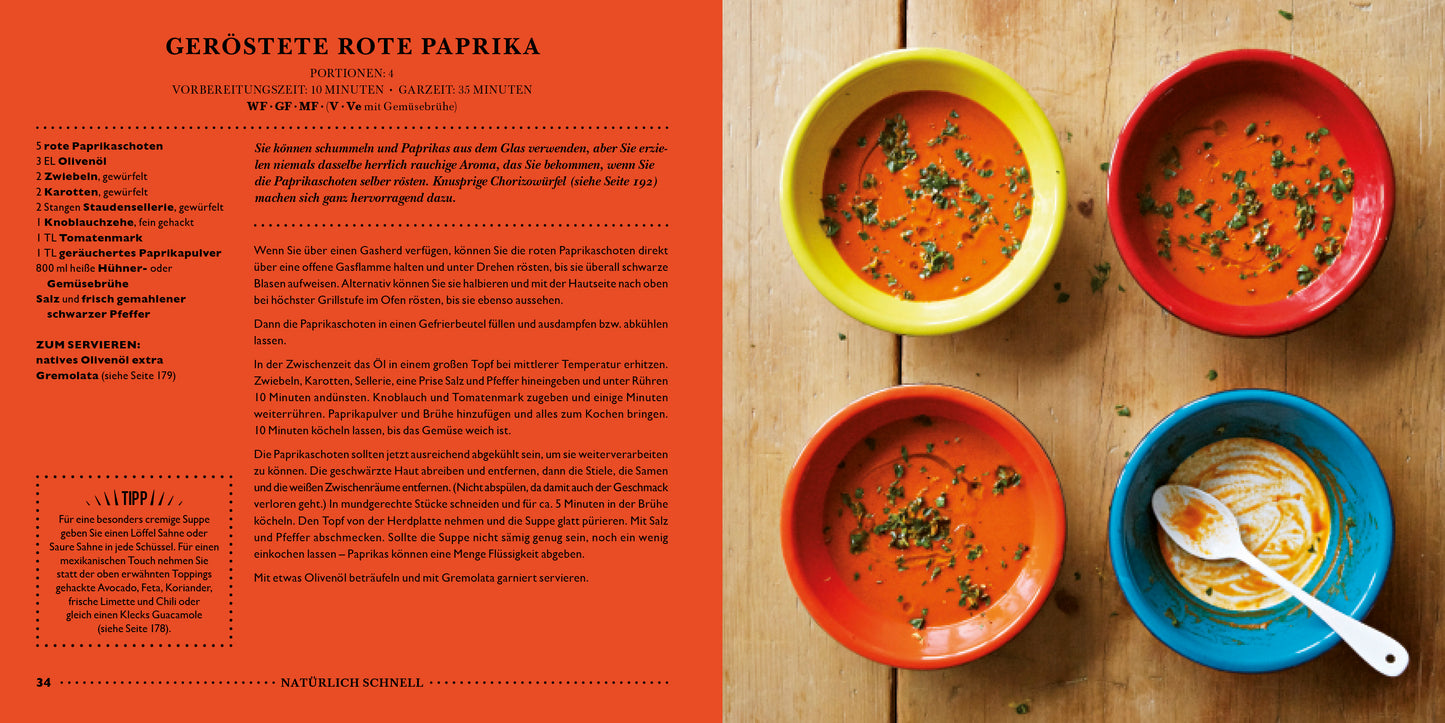 Eine Rezeptseite aus "LEON | Hundert Suppen" vom Dumont Verlag zeigt links das Rezept für geröstete rote Paprikasuppe, rechts vier Schalen mit leuchtend orangefarbener Suppe mit Kräutergarnitur, alles auf einer Holzplatte - ideal für schnelle Suppenfans.