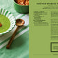 Eine Schale mit grüner Spargelsuppe und roter Romesco-Sauce steht auf einem grün gestreiften Tuch. Inspiriert von LEON | Hundert Suppen aus dem Dumont Verlag wird diese schnelle Köstlichkeit in einer grün-weiß umrandeten Schale serviert; extra Sauce im Hintergrund.