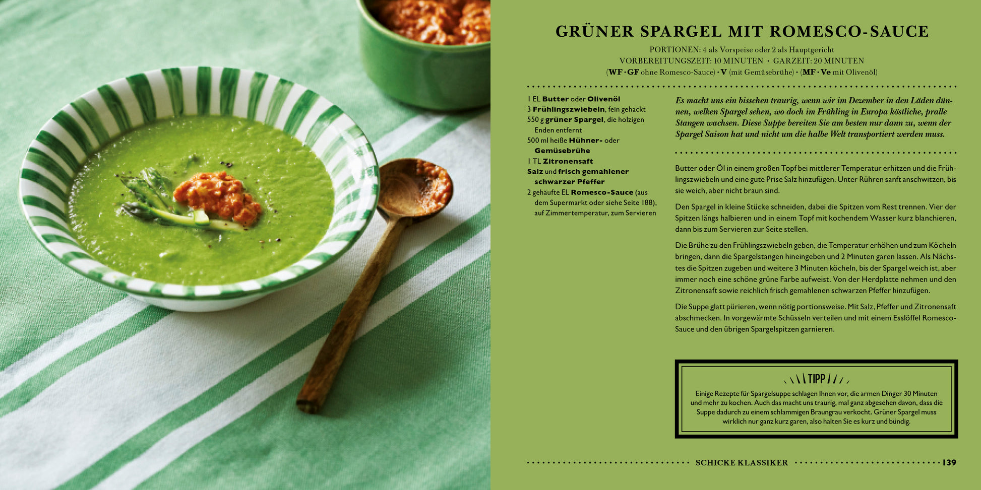 Eine Schale mit grüner Spargelsuppe und roter Romesco-Sauce steht auf einem grün gestreiften Tuch. Inspiriert von LEON | Hundert Suppen aus dem Dumont Verlag wird diese schnelle Köstlichkeit in einer grün-weiß umrandeten Schale serviert; extra Sauce im Hintergrund.