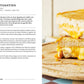 Auf einem Holzbrett liegt ein Stapel gegrillter Käsesandwiches, aus denen geschmolzener Käse quillt. Im Hintergrund zeigt eine Rezeptseite für Vier-Käse-Toasties aus LEON | Hundert Suppen vom Dumont Verlag Anleitung und Zutaten.