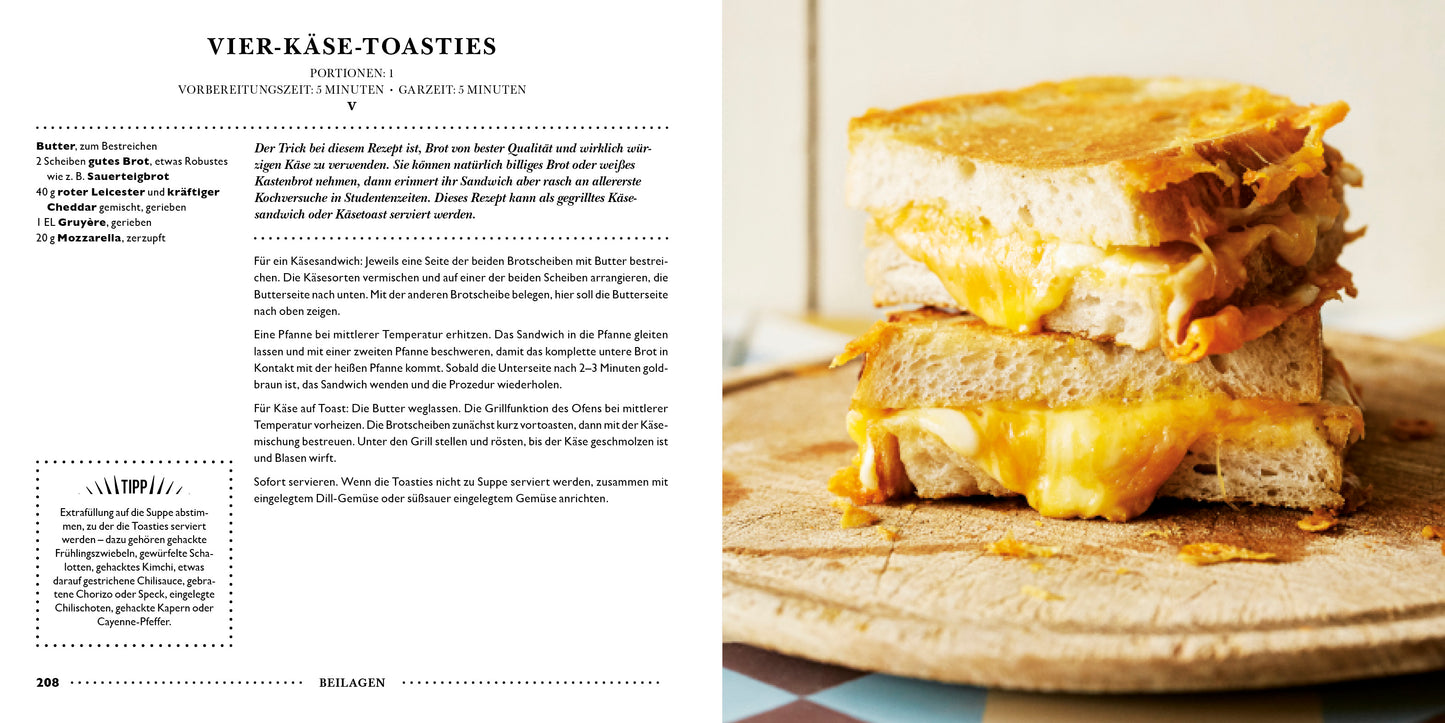 Auf einem Holzbrett liegt ein Stapel gegrillter Käsesandwiches, aus denen geschmolzener Käse quillt. Im Hintergrund zeigt eine Rezeptseite für Vier-Käse-Toasties aus LEON | Hundert Suppen vom Dumont Verlag Anleitung und Zutaten.