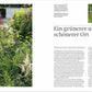 Ein geschwungener Steinweg schlängelt sich durch üppiges Grün und Blumen. Rechts ein deutscher Text aus "Gärtnern aus Leidenschaft" vom Gerstenberg Verlag, der Gartenbauorganisationen und Mustergärten zu grüneren, schöneren Gärten inspiriert.