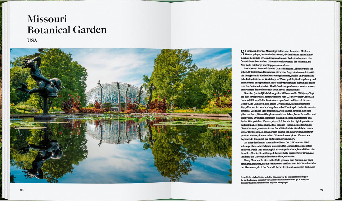 Ein aufgeschlagenes Buch aus dem Gerstenberg Verlag "Botanische Gärten | Die schönsten Pflanzenparadiese der Welt" zeigt den Missouri Botanical Garden mit einem Teich mit Skulpturen, üppigem Grün und dem gläsernen Gewächshaus, das sich im Wasser spiegelt. Der Text über den Garten ist sichtbar.